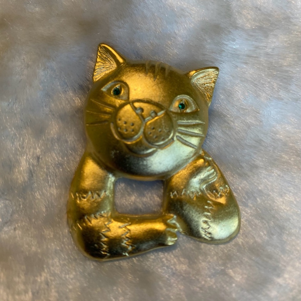 ☘️VTG Brushed Gold Tone Cat w/Green Rhinestone Eyes Brooch